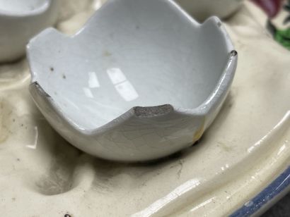 Oeufrier en barbotine. 
5 x 26 x 20 cm. 
Manques...