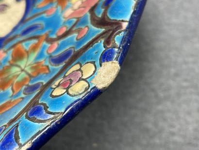 Emaux de LONGWY.
Plat sur talon. 
H. :7 cm
D....