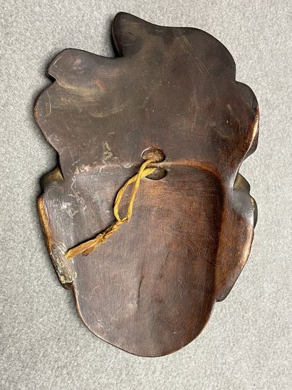 Deux masques en bois sculpté. 
30 x 18 cm...
