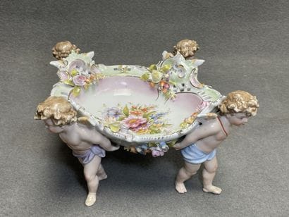 Coupe en porcelaine à décor de fleurs peintes...