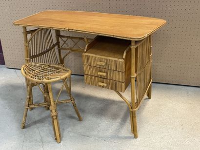 Bureau et son tabouret en rotin
74 x 110...