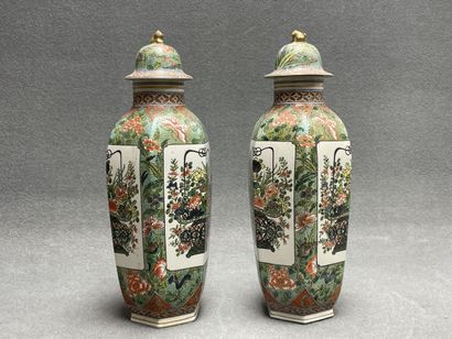 DESVRES Paire de vases en faience à décor...