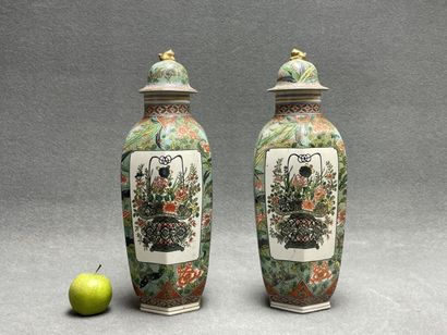 DESVRES Paire de vases en faience à décor...