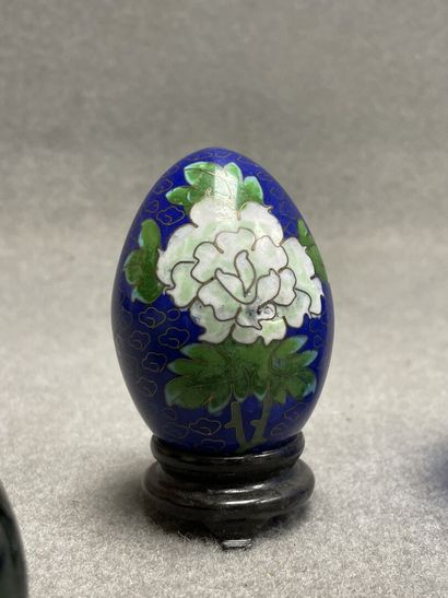 Collection d'oeufs en verre et émaux cloisonnés....