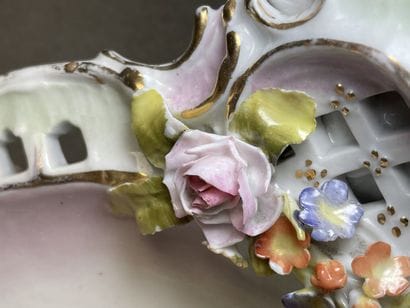 Coupe en porcelaine à décor de fleurs peintes...