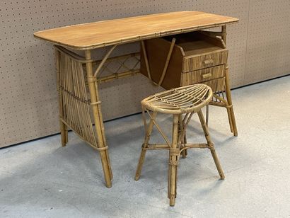 Bureau et son tabouret en rotin
74 x 110...