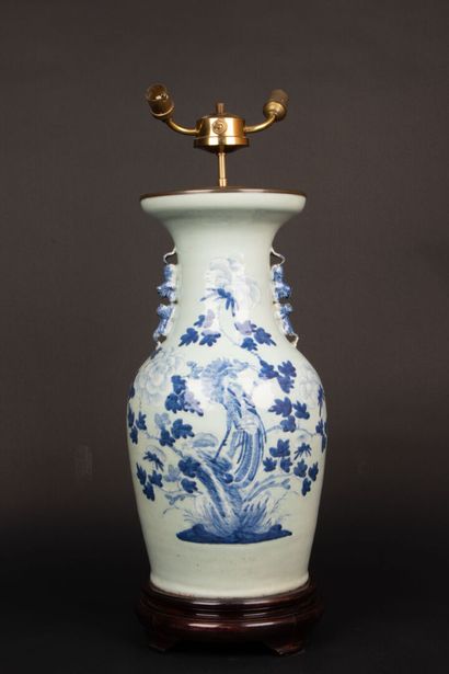 Lampe en porcelaine de Chine sur socle bois,...