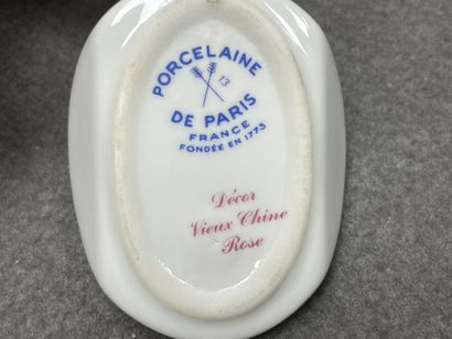 Six porte-couteaux en porcelaine de Paris
Décor...