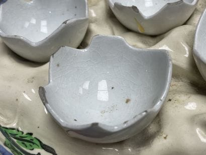 Oeufrier en barbotine. 
5 x 26 x 20 cm. 
Manques...