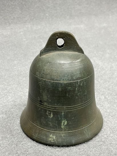 Mortier et cloche en bronze. 
H. :15 cm....