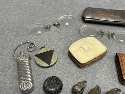 Lot de bibelots: 
Lorgnons, pilulier, clochettes,...