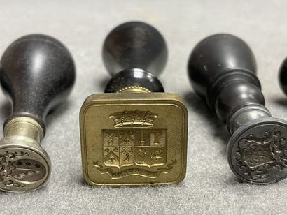 Six sceaux. 
H. : de 6 à 12 cm.