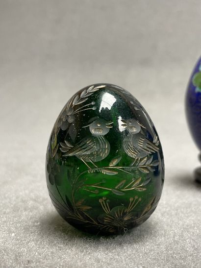 Collection d'oeufs en verre et émaux cloisonnés....