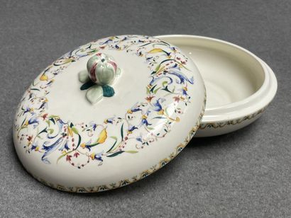 Ensemble de faïence de Gien. 
Melonnière,...