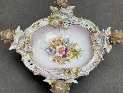 Coupe en porcelaine à décor de fleurs peintes...