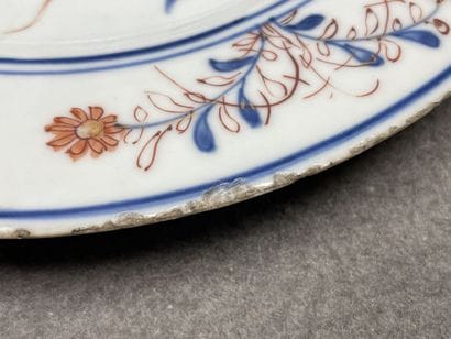 Deux assiettes en porcelaine de Chine. 
D....