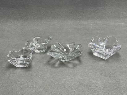 Ensemble de pièces en cristal:
- deux cendriers...