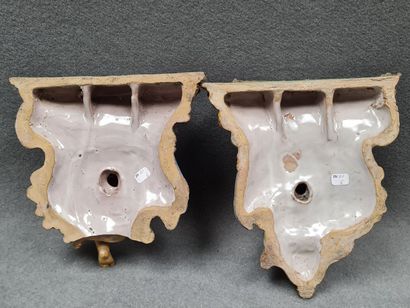 Paire d'appliques en faience à décor de putti
Italie...