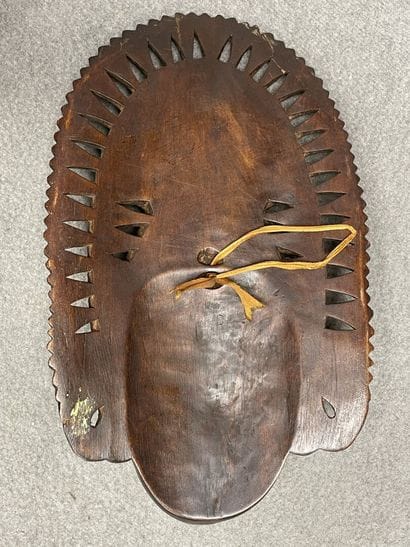 Deux masques en bois sculpté. 
30 x 18 cm...