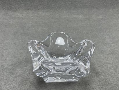 Ensemble de pièces en cristal:
- deux cendriers...