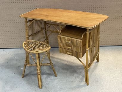 Bureau et son tabouret en rotin
74 x 110...