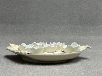 Oeufrier en barbotine. 
5 x 26 x 20 cm. 
Manques...