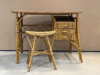 Bureau et son tabouret en rotin
74 x 110...