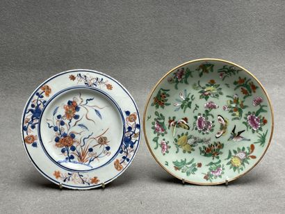 Deux assiettes en porcelaine de Chine. 
D....