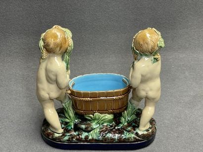 MINTON dans le goût de 
Jardinière en barbotine...