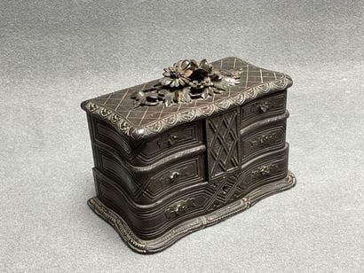 Coffret à bijoux en bois sculpté. 
18 x 25...