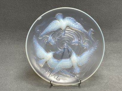 VERLYS : 
Grand plat en verre opalescent...