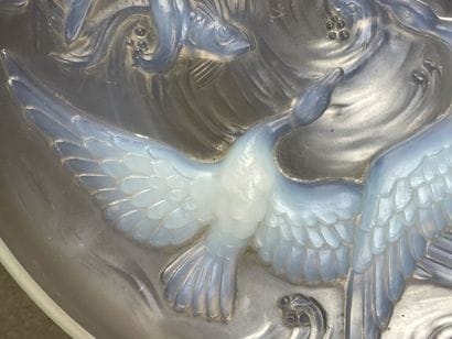 VERLYS : 
Grand plat en verre opalescent...