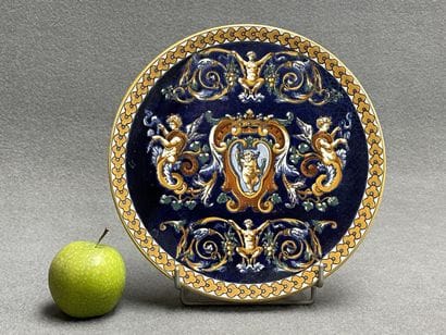 GIEN.
Plat, modèle Renaissance sur fond bleu...