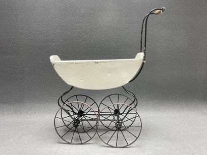 Commode et landau de poupées. 
32 x 39 x...