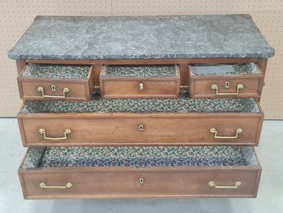 Commode en bois fruitier ouvrant à cinq tiroirs.
Louis...