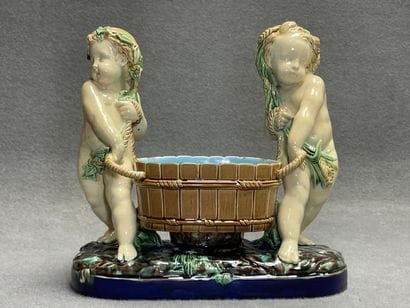 MINTON dans le goût de 
Jardinière en barbotine...