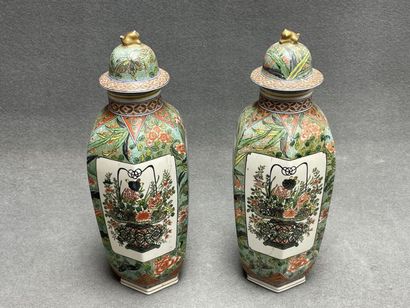 DESVRES Paire de vases en faience à décor...