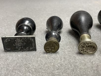 Six sceaux. 
H. : de 6 à 12 cm.