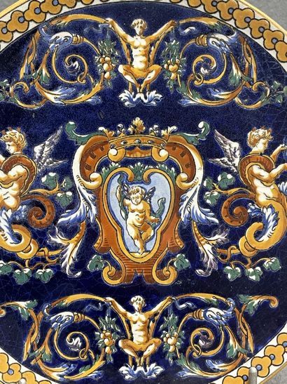 GIEN.
Plat, modèle Renaissance sur fond bleu...