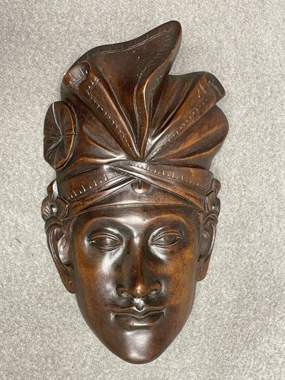 Deux masques en bois sculpté. 
30 x 18 cm...