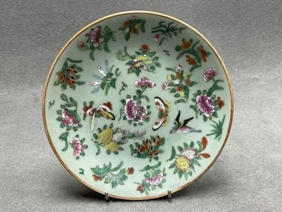 Deux assiettes en porcelaine de Chine. 
D....