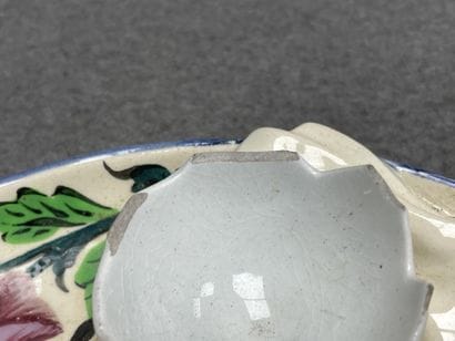 Oeufrier en barbotine. 
5 x 26 x 20 cm. 
Manques...