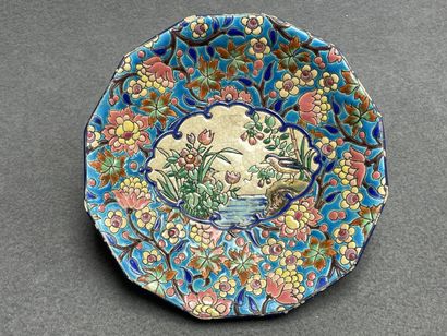 Emaux de LONGWY.
Plat sur talon. 
H. :7 cm
D....