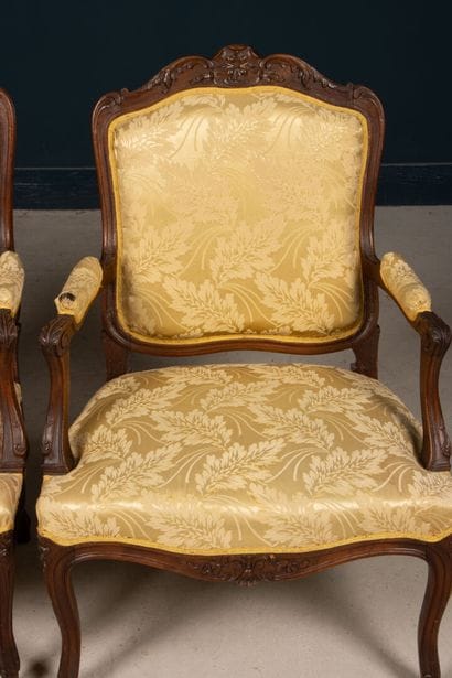 Paire de fauteuils , garnis de tissu jaune
style...