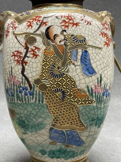 Pied de lampe en porcelaine Satsuma. 
H....