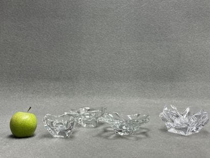 Ensemble de pièces en cristal:
- deux cendriers...