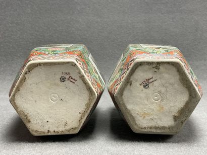 DESVRES Paire de vases en faience à décor...