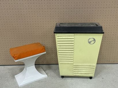 Panier à linge en plastique et tabouret 
Années...