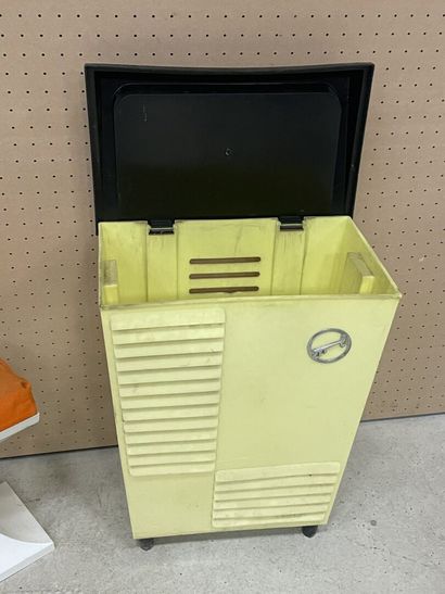 Panier à linge en plastique et tabouret 
Années...