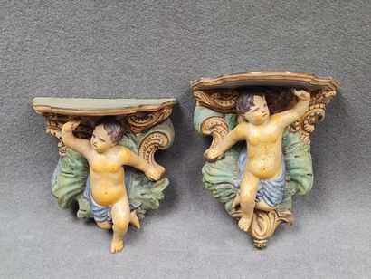 Paire d'appliques en faience à décor de putti
Italie...